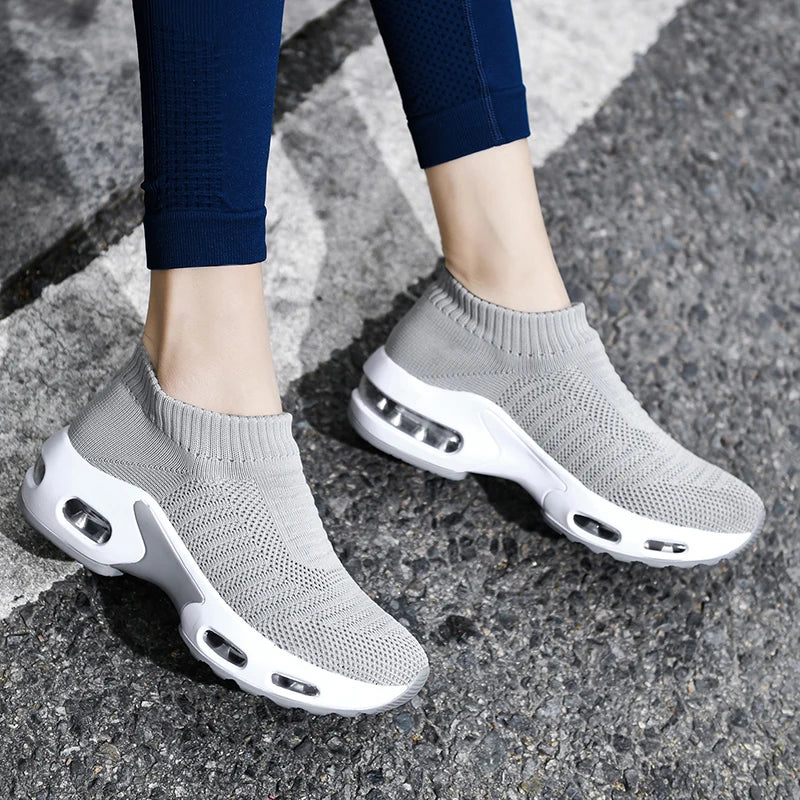 Women's Mesh Round Toe Slip-On Closure Breathable Sports Shoes