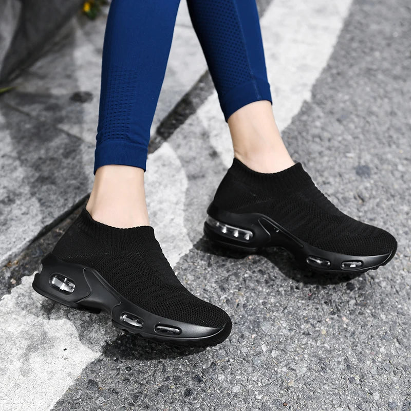 Women's Mesh Round Toe Slip-On Closure Breathable Sports Shoes