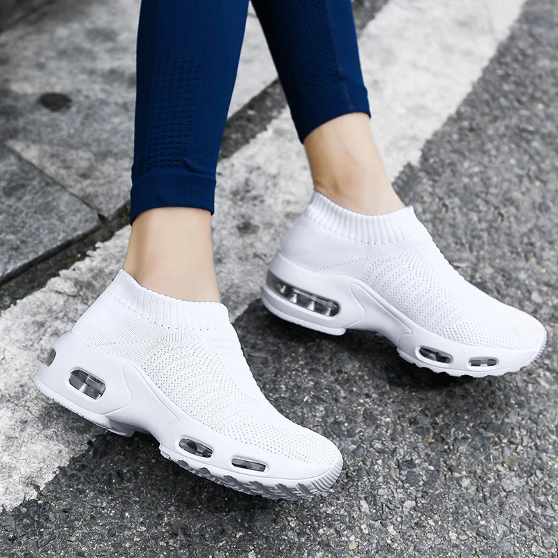 Women's Mesh Round Toe Slip-On Closure Breathable Sports Shoes