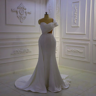 Women's Sweetheart-Neck Sleeveless Court Train Wedding Dress