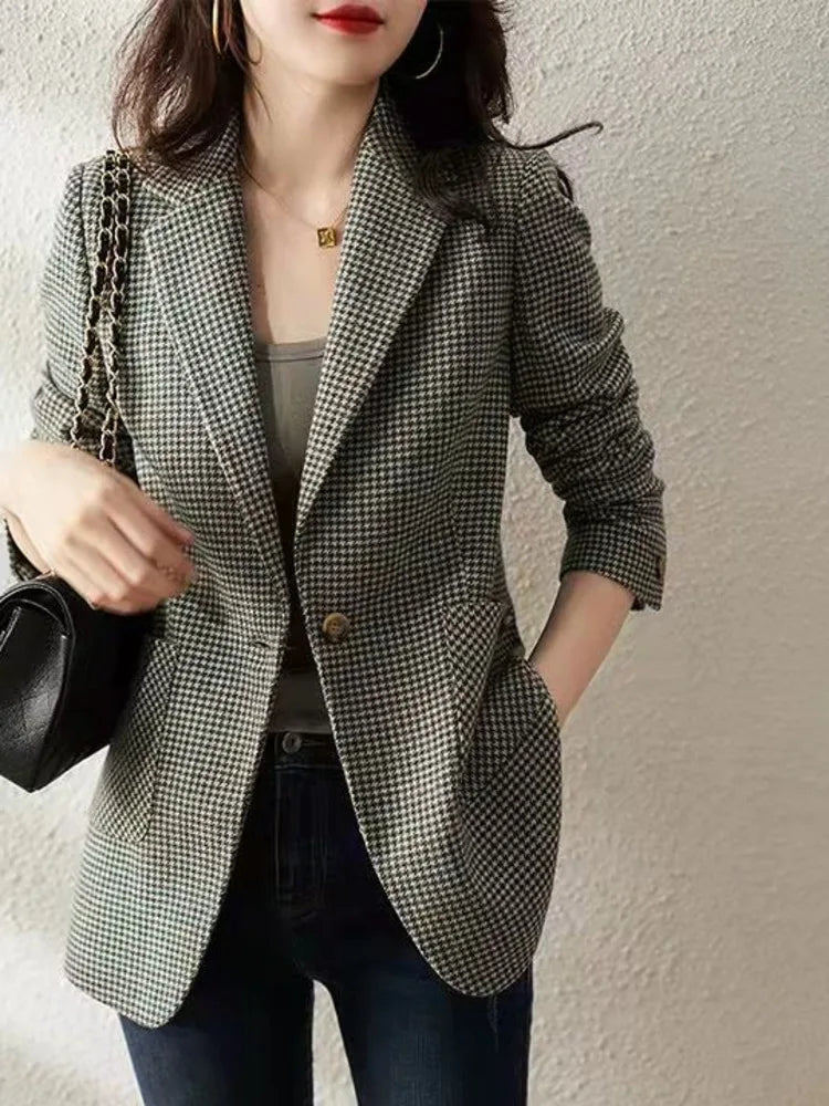 Women's Polyester Notched Full Sleeves Single Breasted Blazer