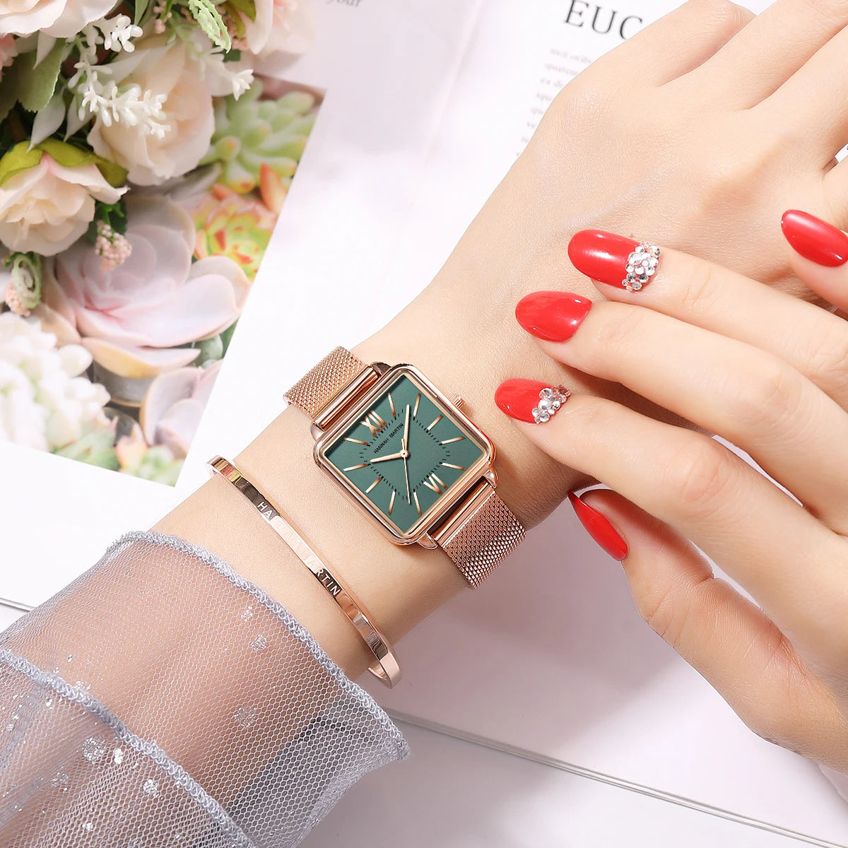 Women's Alloy Case Folding Clasp Luxurious Quartz Wrist Watch