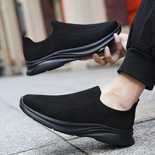 Men's Mesh Round Toe Slip-On Closure Casual Anti Slip Sneakers