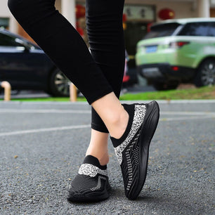 Women's Mesh Round Toe Slip-On Closure Sports Wear Sneakers
