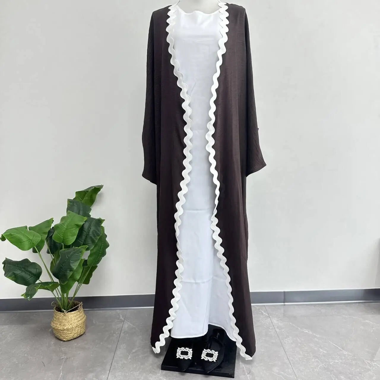 Women's Arabian Polyester Full Sleeve Plain Pattern Elegant Abaya