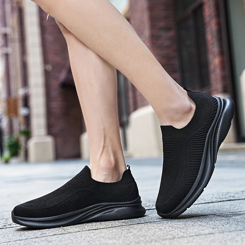 Men's Mesh Round Toe Slip-On Closure Casual Anti Slip Sneakers