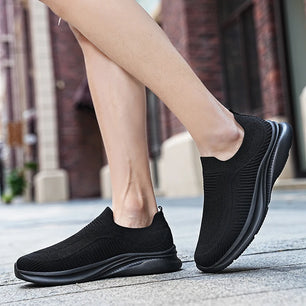 Men's Mesh Round Toe Slip-On Closure Casual Anti Slip Sneakers