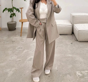 Women's Notched Polyester Full Sleeves Single Button Blazer Set