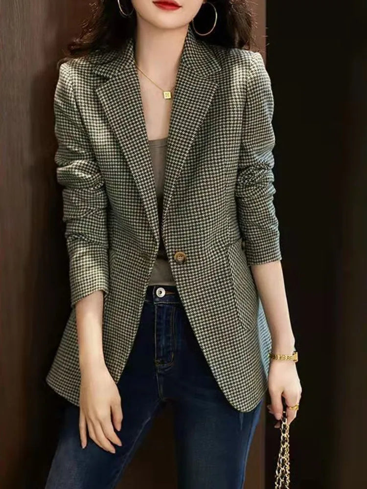 Women's Polyester Notched Full Sleeves Single Breasted Blazer