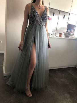 Women's V-Neck Sleeveless Tulle Backless Sequined Prom Dress