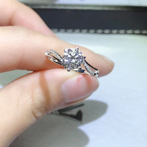 Women's Moissanite Prong Setting Vintage Round Wedding Ring